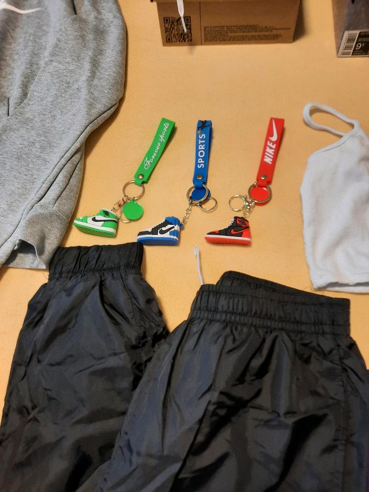 Nike Konvolut/ riesen Sammlung/ Jordans/ Trackpants/ Jogginganzug in Steinen