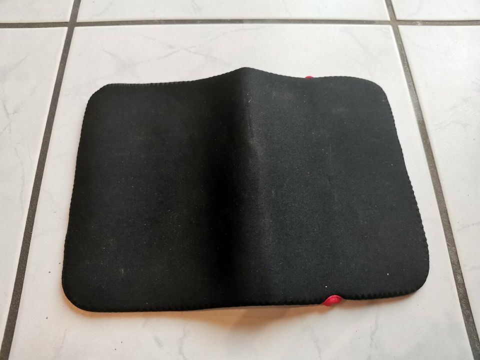 Neue Tablet- Tasche, Transporthülle, schwarz mit rotem Rand in Kitzingen