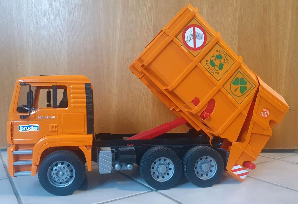 Bruder MAN TGA Müll-LKW orange, Maße: 51,5 x 17,5 x 24 cm in Dahlenburg