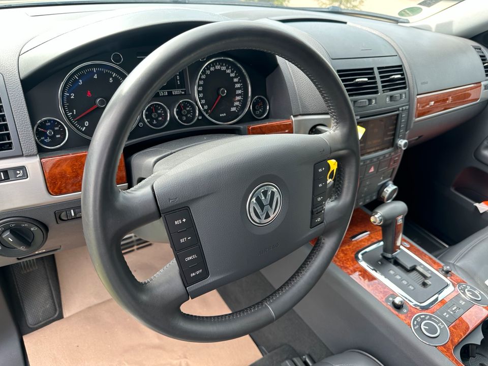 VW Touareg V8 4,2 ,,,NEUWAGEN ZUSTAND ““ WENIG KM SELTEN in Buchholz (Aller)