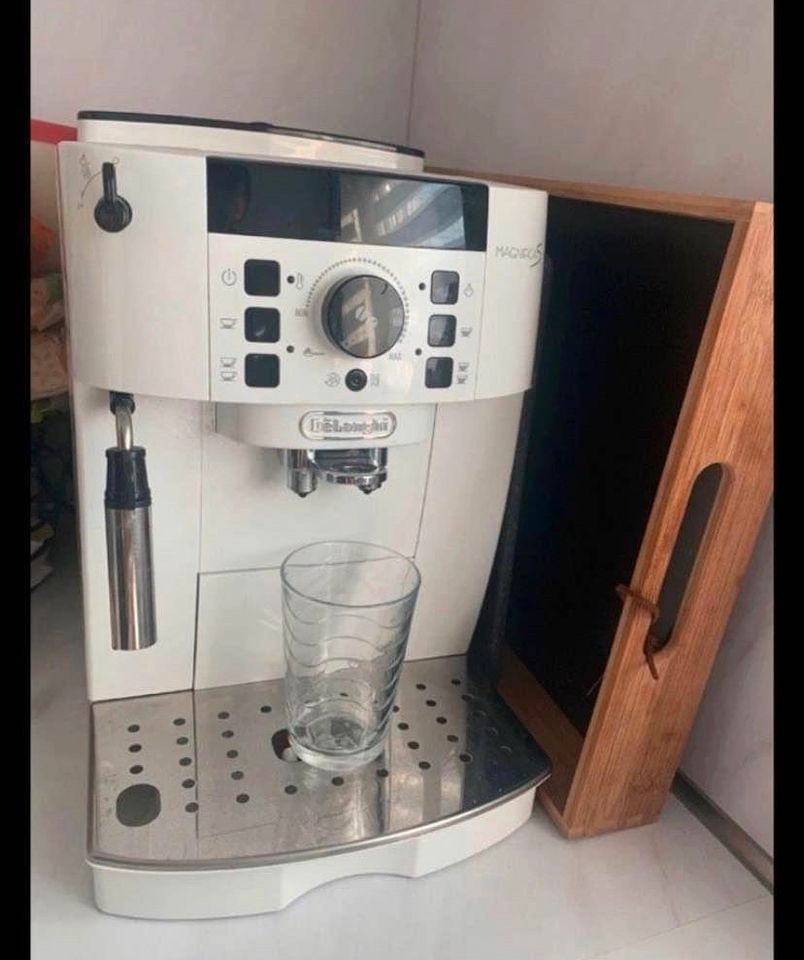 De‘Longhi Kaffevollautomat Kaffeemaschine weis in Hückelhoven