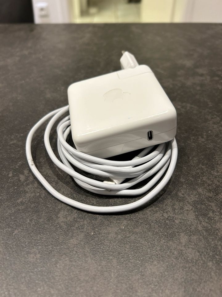 Apple USB C Adapter Power 61 Watt Original Ladegerät MacBook iPad in Bergrheinfeld