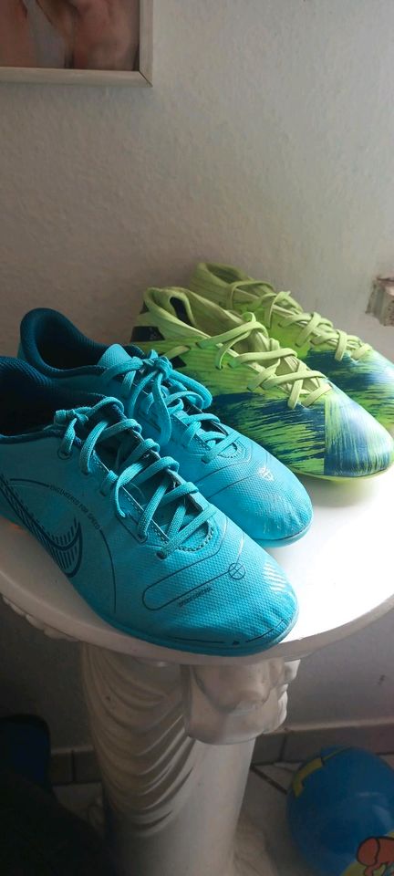 Fussballschuhe Nike und Adidas kindre in Remagen