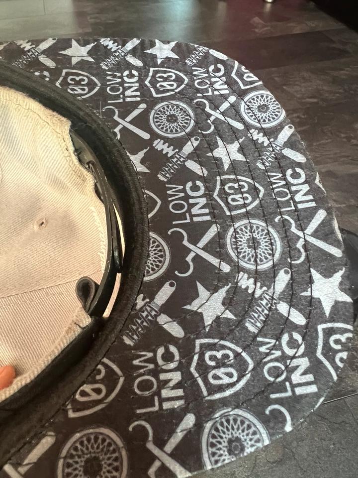 FLGNTLT Snapbacks 4 Stück Caps + limitierte Carbon Genetics Cap in Arberg