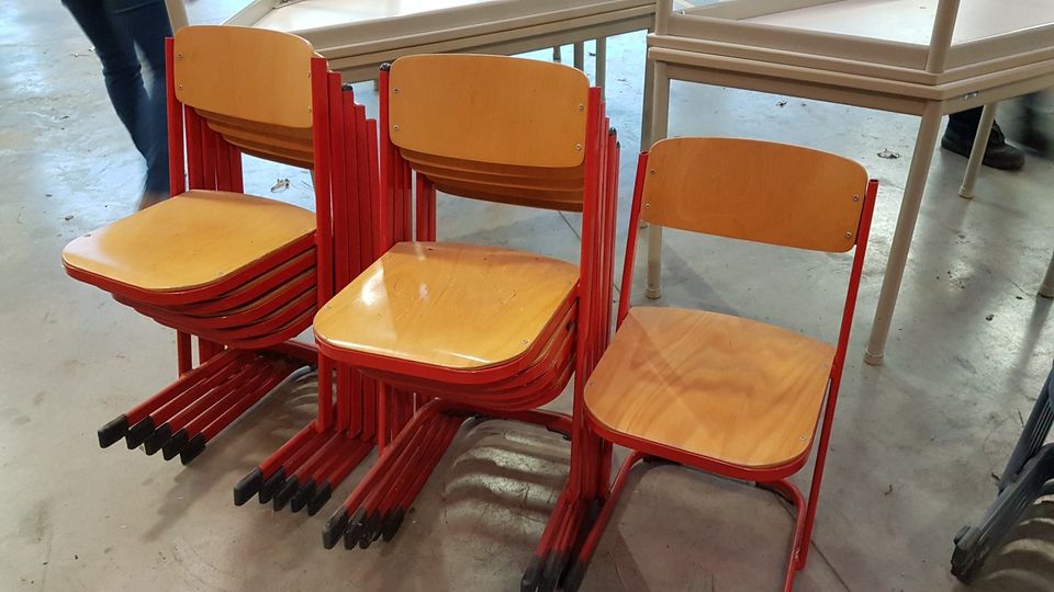 Stühle, Schulstühle, 17 Stück (8 blaugrau, 9 rot) in Ohne