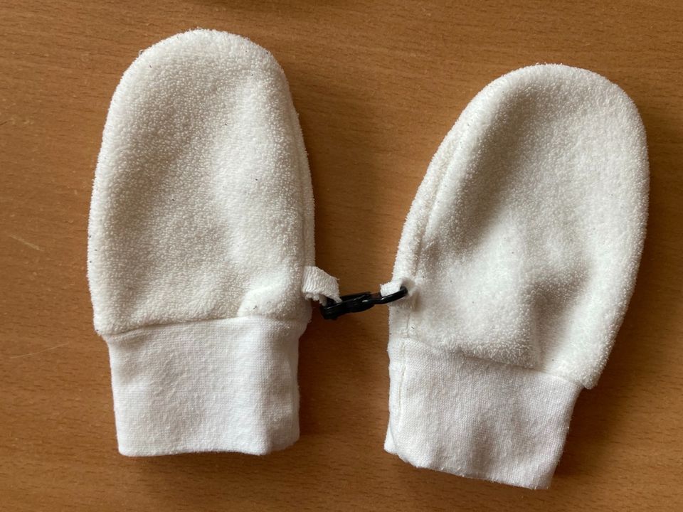 3 x Baby-und Kleinkind-Handschuhe und 7 kleine Tücher in Cloppenburg