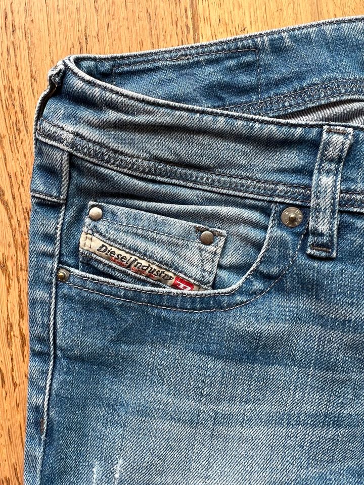 Diesel Jeans „Lowky“ Gr 26/30 in Hamburg