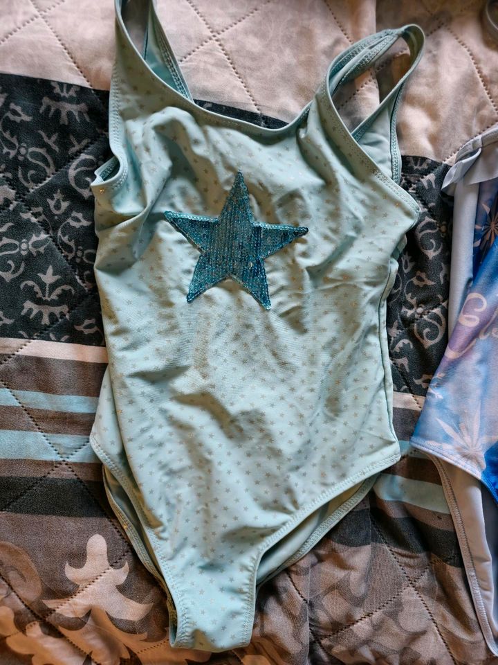 Badeanzug, einen mit Elsa bedruckt und einen in Blau mit Stern in Varel