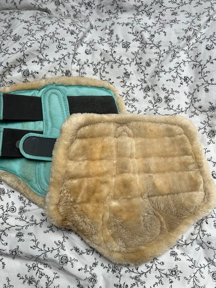 Eskadron Faux Fur Dressurgamaschen Jade in M in Urmitz