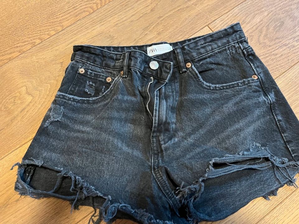 Zara Mädchen Shorts Jeans schwarz mit Fransen in Größe 36 in Düsseldorf