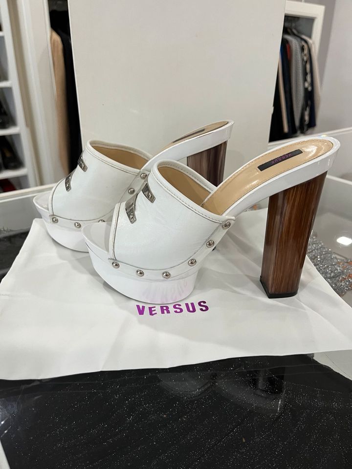 Exquisite VERSUS Versace Clog, Gr. 37, weiß in Stapelfeld