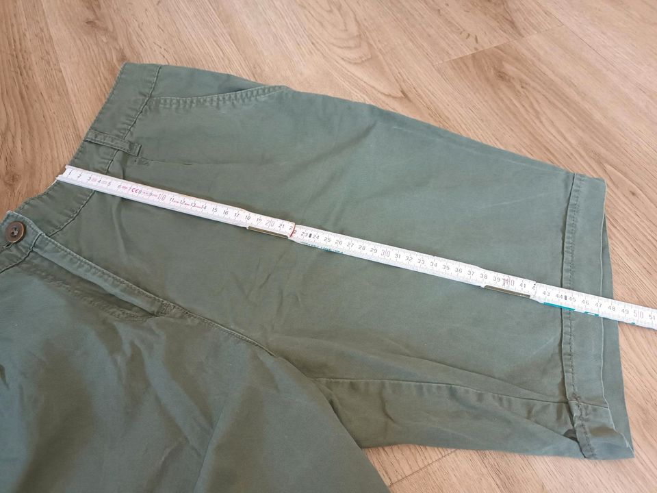 Gr. 42 Atmosphere Damen kurze Hose Khaki/ Olivgrün in Büchen