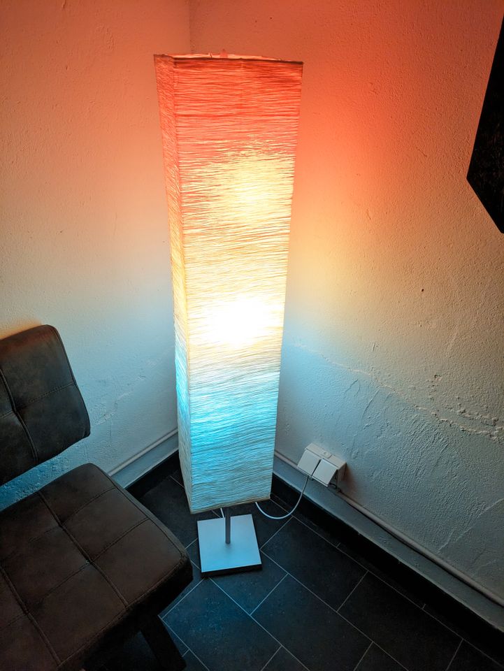 Milight Stehtlampe mit zwei Fernbedienungen (RGB LED) in Tittling