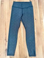 Nike Dri-Fit Leggins Tight Laufhose S/36 NEU schwarz silber Hessen - Gründau Vorschau