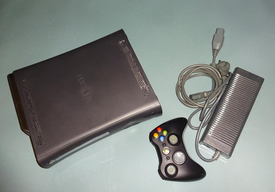 XBOX 360 ELITE in OVP mit Spielen , gebraucht in gutem Zustand in Fürth
