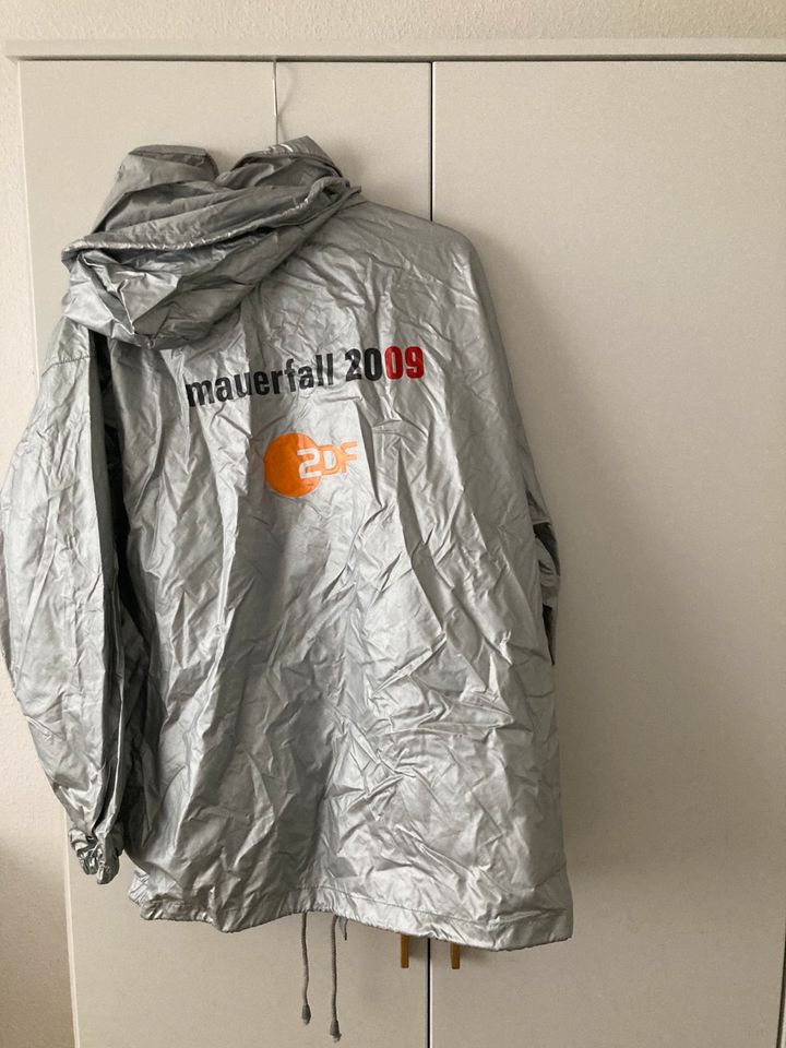 2 Regenjacke von der Dominoaktion 20 Jahre Mauerfall in Berlin