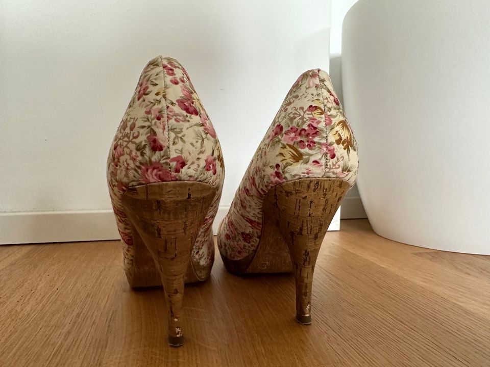 Schuhe von Tamaris, Größe 39, Blumen-Muster in Berlin