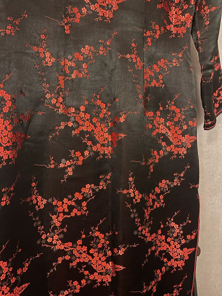 Original Geisha Kleid aus Seide Rot und Schwarz in Horben