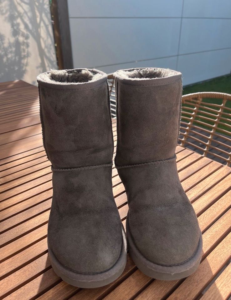 UGG graue Stiefel Gr. 39 in Wendlingen am Neckar