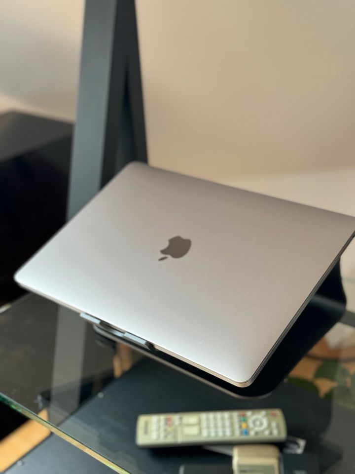 MacBook Pro 13-inch, mit Touch Bar, 2019 in Wuppertal