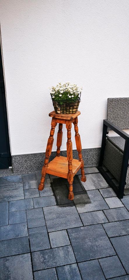Alter Barhocker Blumenständer Blumengestell Holz in Geilenkirchen