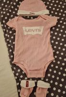 Babybody Levi´s 0-6M 50-68cm mit Mütze und Socken Nordrhein-Westfalen - Recklinghausen Vorschau