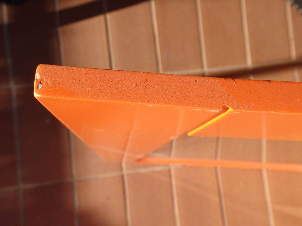 Rechteckiger Spiegel mit orangefarbenem Rahmen in Stuttgart