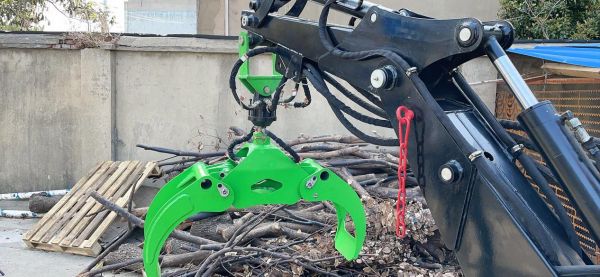 Hydraulischer Holzgreifer mit Rotator für Heckbagger in Berlin