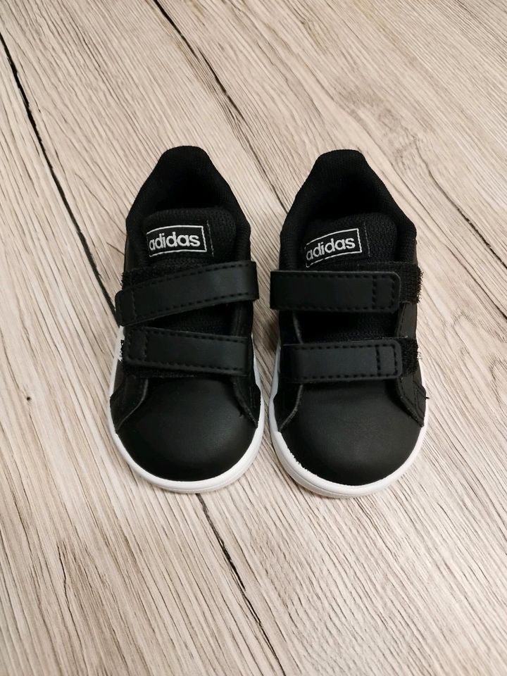 Adidas Kinderschuhe Größe 19 in Kulmbach