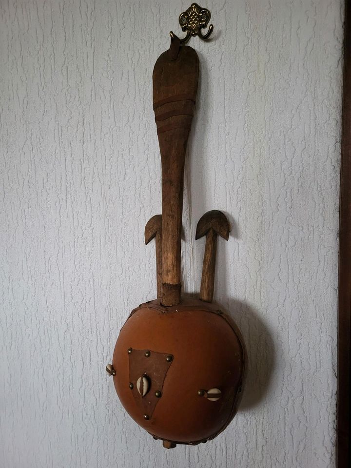 Deko Musikinstrument mit 6 Saiten, 65 cm lang, verziert mit Kauri in Meppen