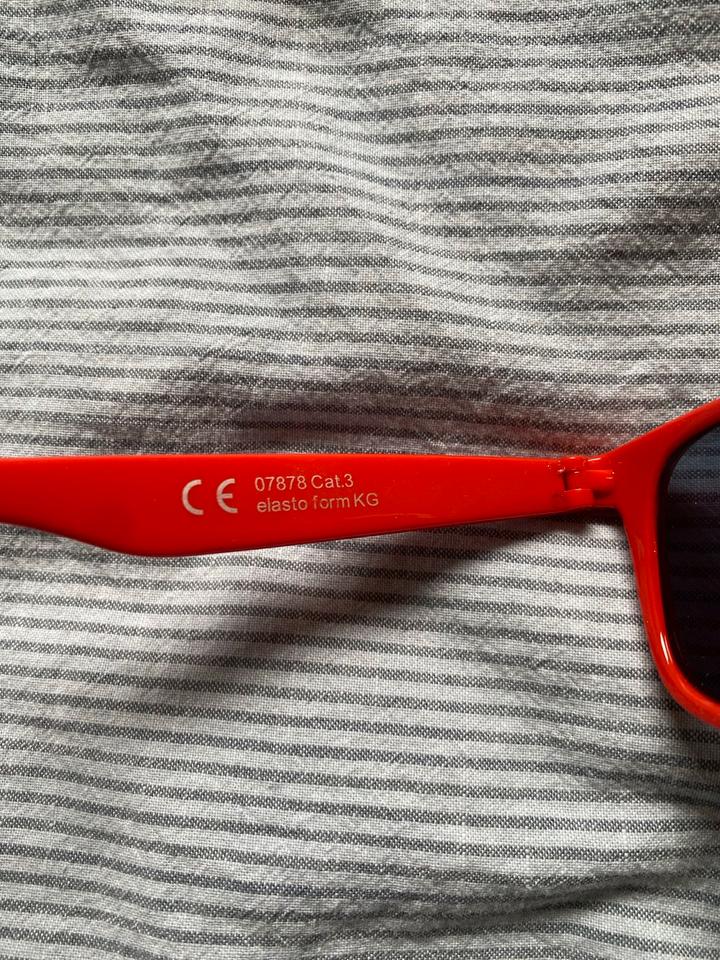 Sonnenbrille Kunststoff rot unbenutzt Verkleidung Sonnenschutz in Hamburg