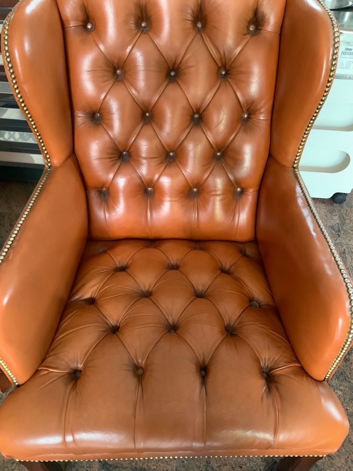 2 Chesterfield,Ohrensessel,Sessel echt Leder, vintage Top Zustand in Lehre