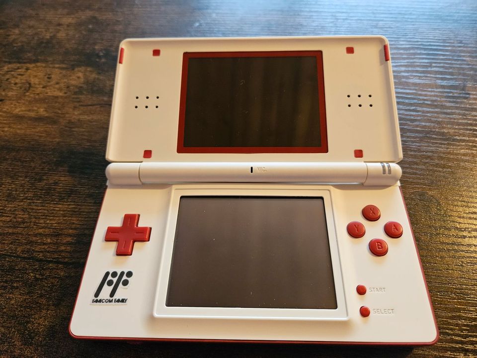 Nintendo DS Lite im Famicom Stil + Ladekabel in Bruchhausen-Vilsen