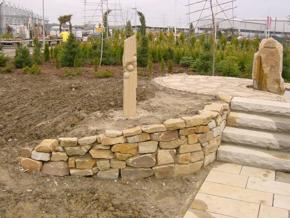 Mauersteine Sandstein braun Trockenmauer Kräuterspirale Hochbeet in Duisburg