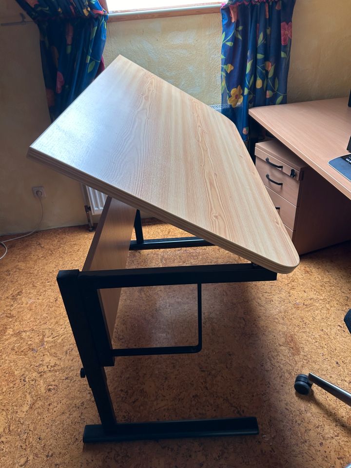 Schreibtisch mitwachsend -Höhe und Neigung verstellbar- 130x65 cm in Deutsch Evern