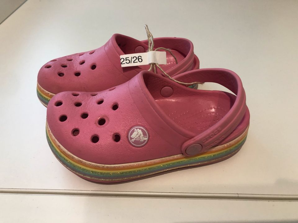 Crocs pink mit Regenbogen-Rand Größe 25/26 in Freigericht