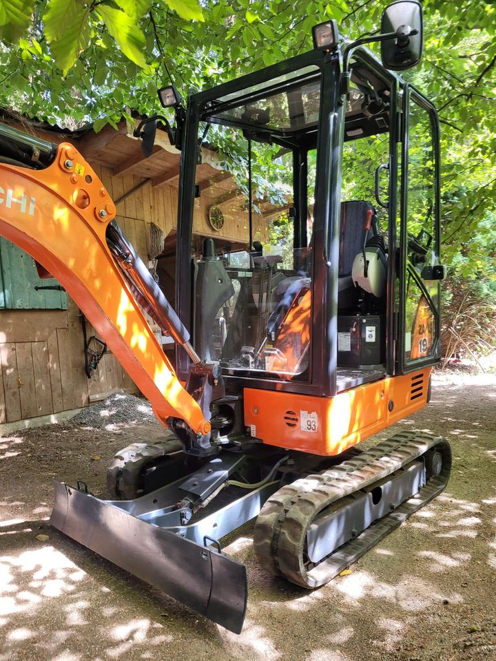 Minnibagger Hitachi ZX19-5 in Neukirchen-Balbini