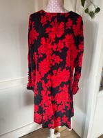 Kleid Blumen Größe 40/42 B.young Niedersachsen - Uplengen Vorschau
