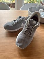 Neuwertige Nike Sneaker grau Gr. 40 Berlin - Spandau Vorschau