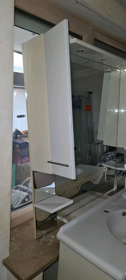 Waschtisch mit Spiegel und Hängeschränke Weiß Hochglanz in Neubiberg