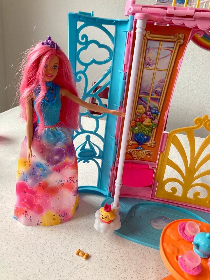 Barbie Dreamtopia Regenbogen Schloß zum Klappen/Mitnehmen in Aichtal