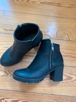 Schwarze Absatzstiefel mit Reisverschluss Größe 37 Schleswig-Holstein - Kiel Vorschau