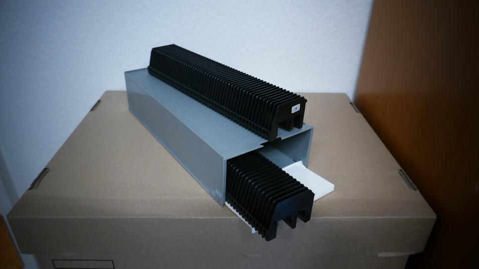 Biete stapelbare Diaboxen, pro Box 2x50 Magazine, am VB 4,00€ in Frankfurt am Main