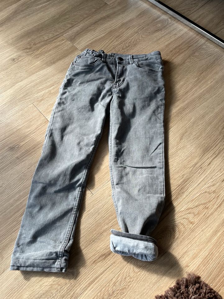 Jeans grau gefüttert H&M 134 in Neu Wulmstorf