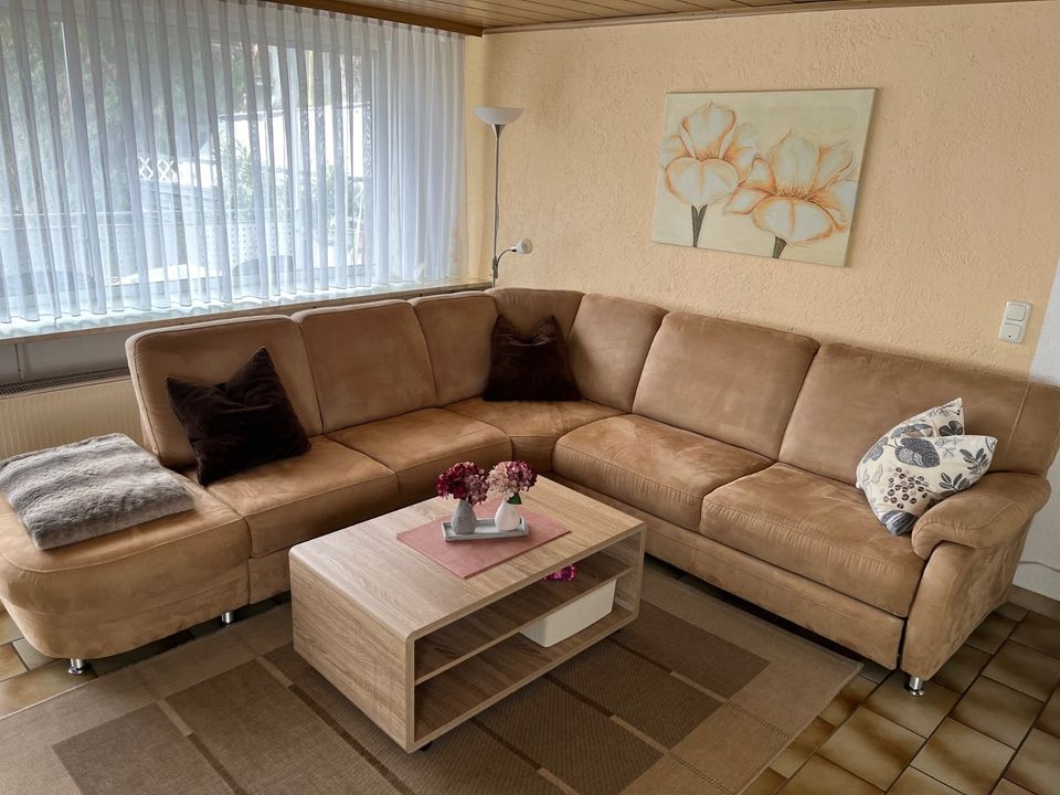 Couch L-Form mit Bettfunktion und Couchtisch in Mainz