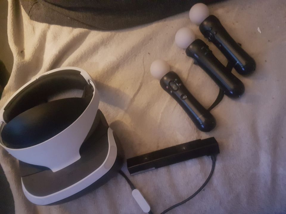VR Brille. Fuer PS4(mit Zubehörinc) +3 Motion Controller in Lüdenscheid
