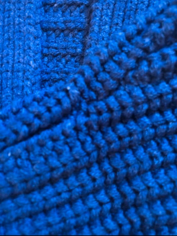 Dunkelblauer Pullover mit weitem Ausschnitt in Markkleeberg