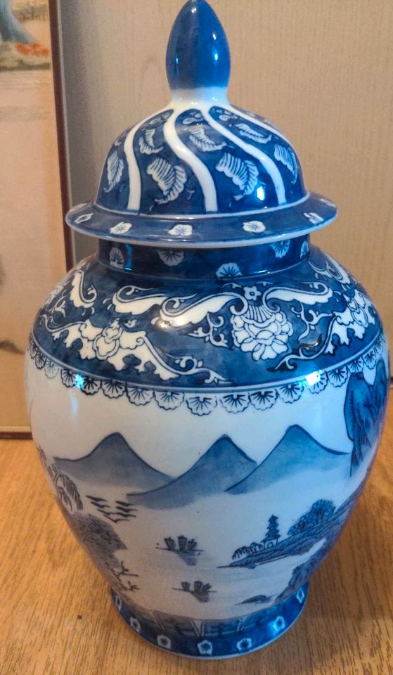 China Vase 35 cm hoch und China Bild mit Stickerei in Alfter