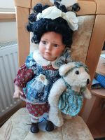 Eine Porzellan Puppe mit Teddy - Größe 43 cm Hessen - Allendorf Vorschau