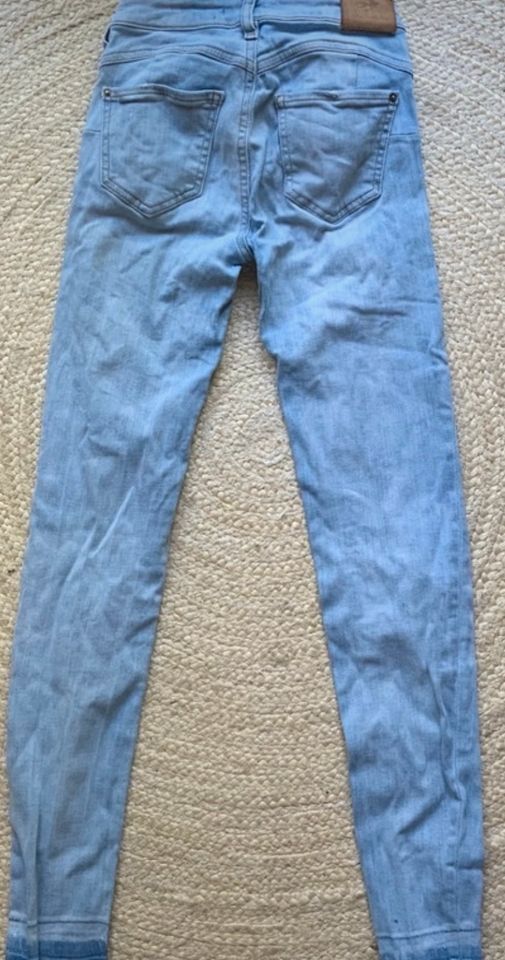 Pull & Bear blaue jeans Hose mit Löchern Denim in Hamburg